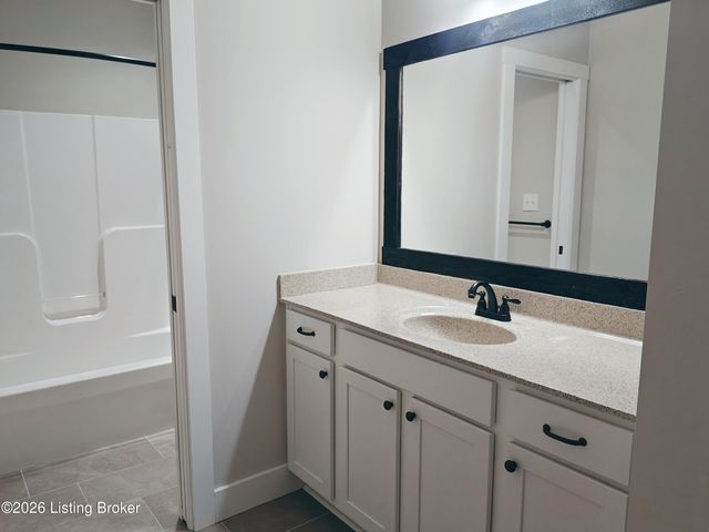 2003 Wooded Oak Ln, Crestwood, KY 40014