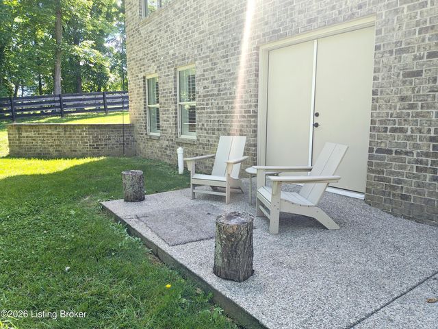 2003 Wooded Oak Ln, Crestwood, KY 40014