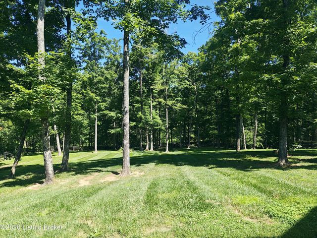 2003 Wooded Oak Ln, Crestwood, KY 40014