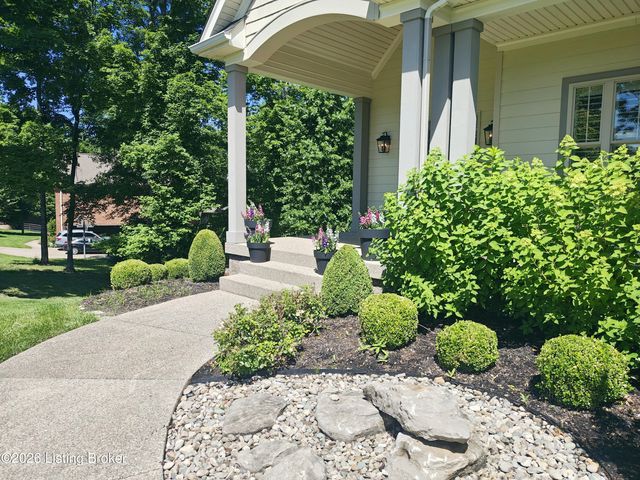 2003 Wooded Oak Ln, Crestwood, KY 40014