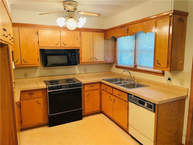 506 1st Terrace, Lansing, KS 66043