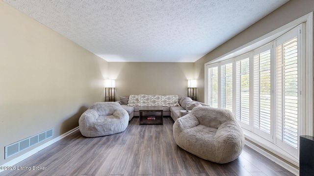 10706 Blackwood Rd, Jeffersontown, KY 40299