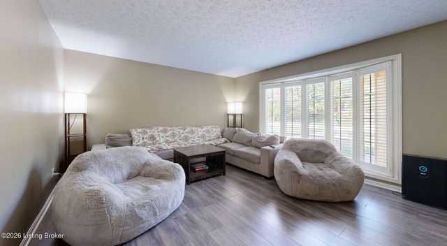10706 Blackwood Rd, Jeffersontown, KY 40299