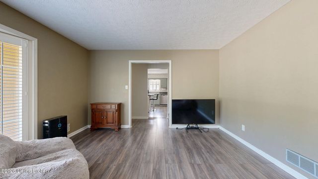 10706 Blackwood Rd, Jeffersontown, KY 40299