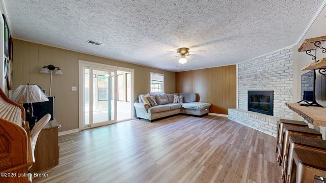 10706 Blackwood Rd, Jeffersontown, KY 40299