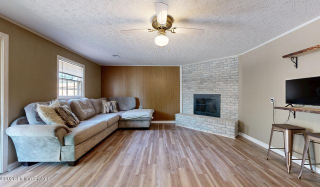 10706 Blackwood Rd, Jeffersontown, KY 40299