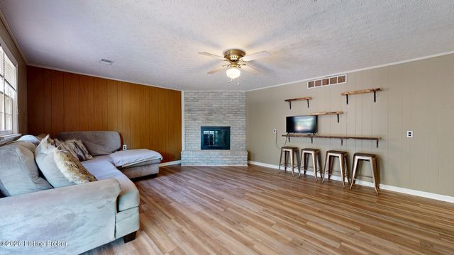 10706 Blackwood Rd, Jeffersontown, KY 40299