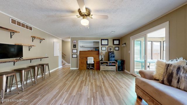 10706 Blackwood Rd, Jeffersontown, KY 40299