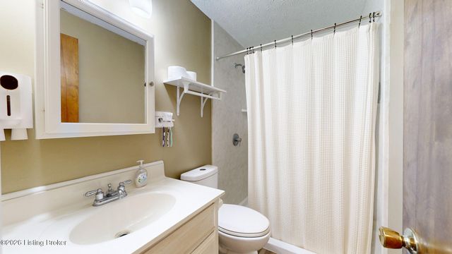 10706 Blackwood Rd, Jeffersontown, KY 40299