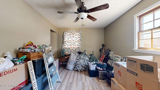 10706 Blackwood Rd, Jeffersontown, KY 40299