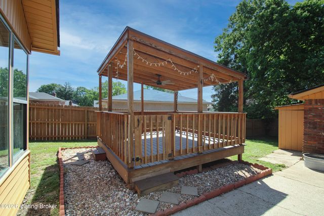10706 Blackwood Rd, Jeffersontown, KY 40299