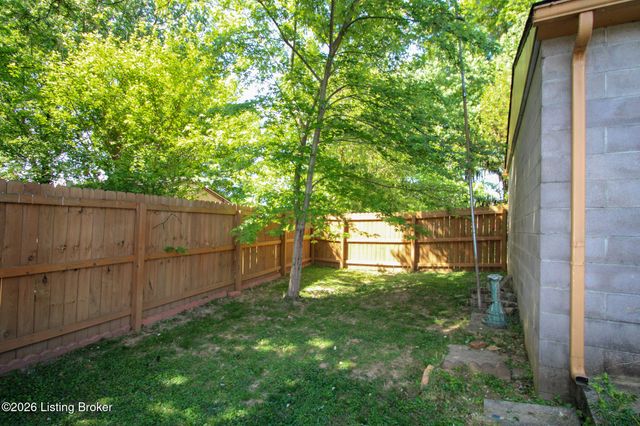 10706 Blackwood Rd, Jeffersontown, KY 40299