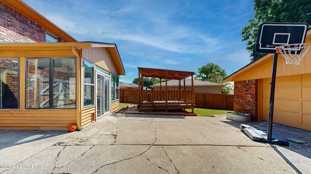 10706 Blackwood Rd, Jeffersontown, KY 40299