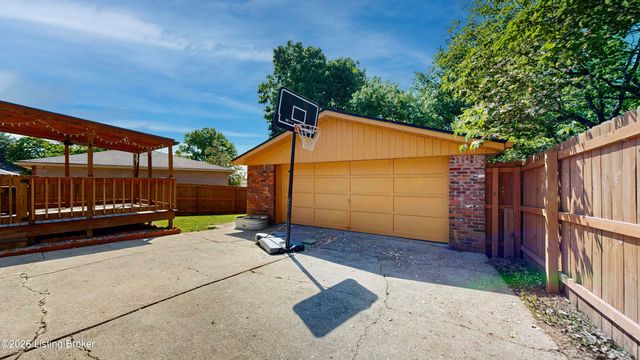 10706 Blackwood Rd, Jeffersontown, KY 40299
