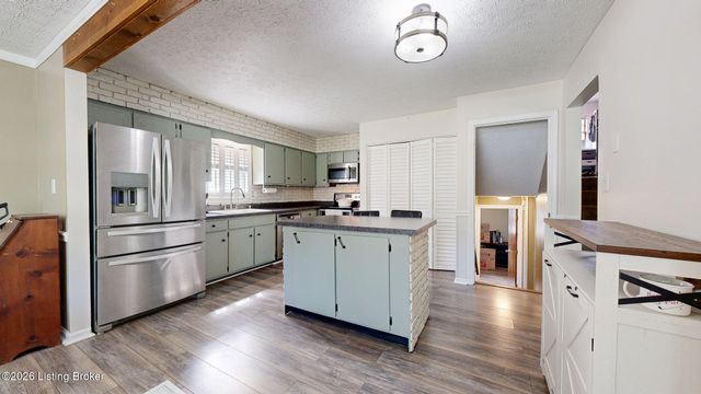 10706 Blackwood Rd, Jeffersontown, KY 40299