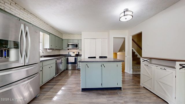 10706 Blackwood Rd, Jeffersontown, KY 40299
