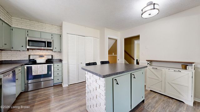 10706 Blackwood Rd, Jeffersontown, KY 40299