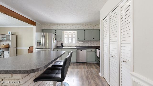 10706 Blackwood Rd, Jeffersontown, KY 40299