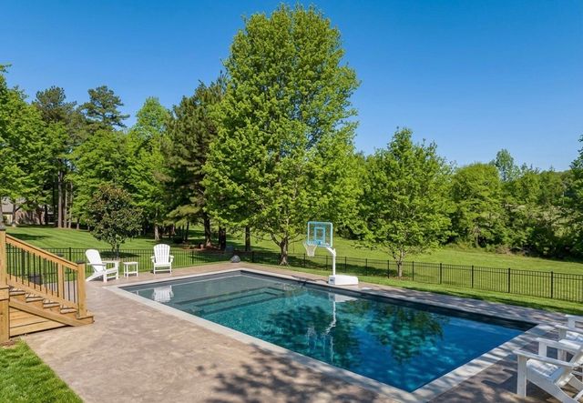 524 Country Club Dr, Dickson, TN 37055
