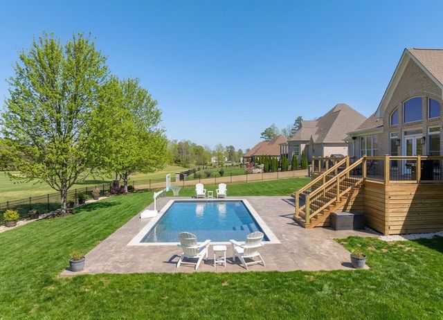 524 Country Club Dr, Dickson, TN 37055