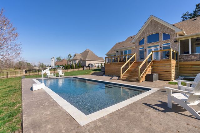 524 Country Club Dr, Dickson, TN 37055