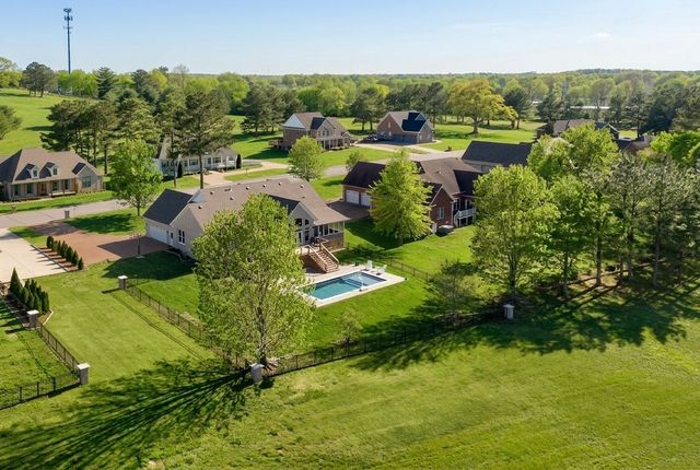 524 Country Club Dr, Dickson, TN 37055