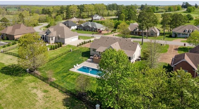 524 Country Club Dr, Dickson, TN 37055