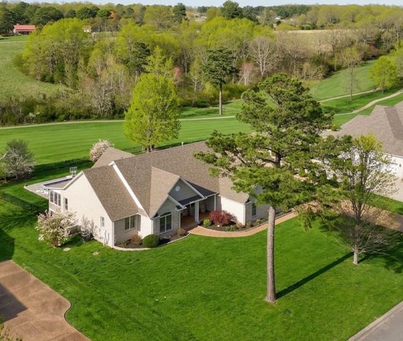 524 Country Club Dr, Dickson, TN 37055