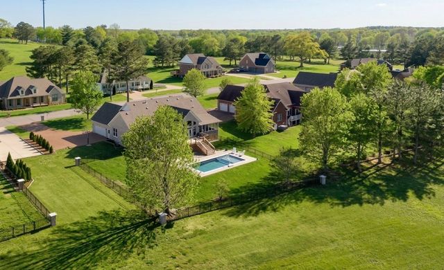 524 Country Club Dr, Dickson, TN 37055