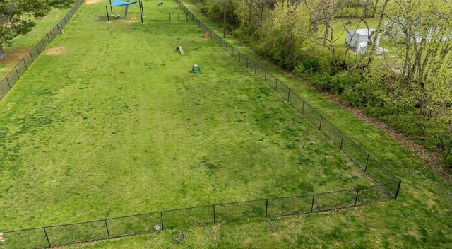 524 Country Club Dr, Dickson, TN 37055