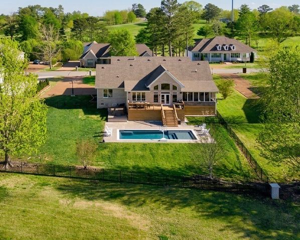 524 Country Club Dr, Dickson, TN 37055