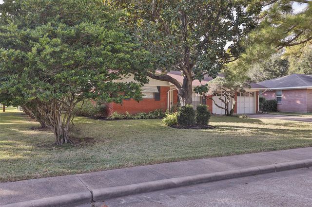 614 Kyle Street, Sugar Land, TX 77478