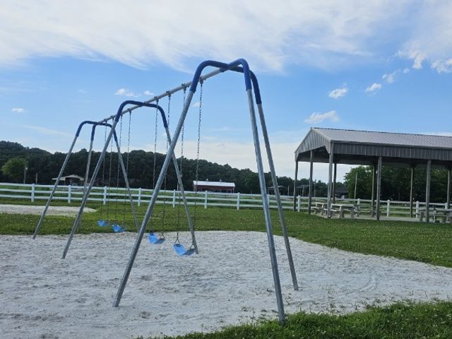 451 River Front Dr, Clifton, TN 38425