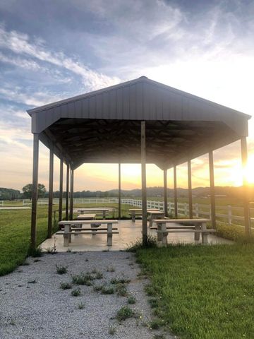 451 River Front Dr, Clifton, TN 38425