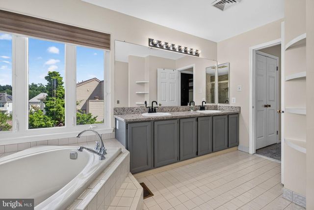 25 DOMINION DR, Marlton, NJ 08053