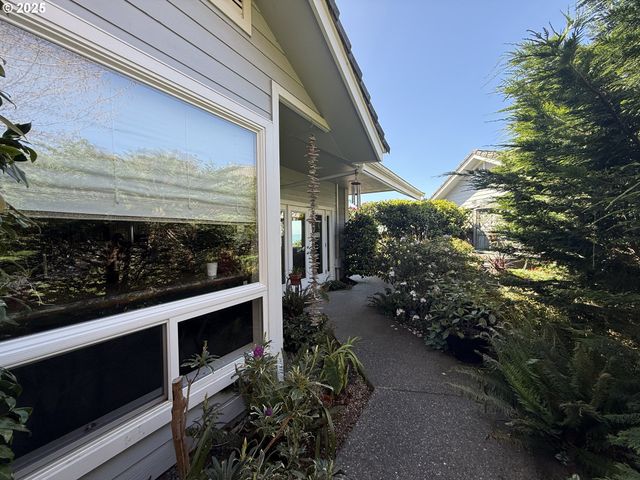 106 SCHOONER BAY Dr, Brookings, OR 97415