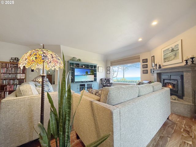 106 SCHOONER BAY Dr, Brookings, OR 97415