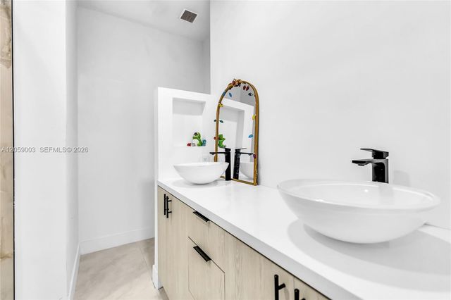 8651 SW 12th St, Pembroke Pines, FL 33025