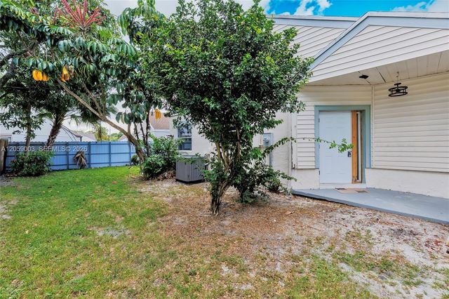 8651 SW 12th St, Pembroke Pines, FL 33025