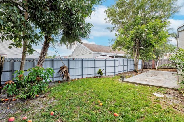 8651 SW 12th St, Pembroke Pines, FL 33025