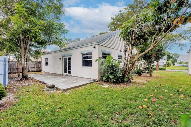 8651 SW 12th St, Pembroke Pines, FL 33025