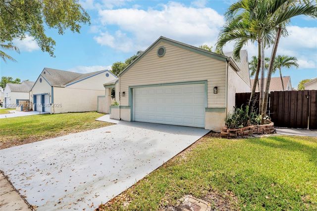 8651 SW 12th St, Pembroke Pines, FL 33025