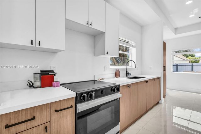 8651 SW 12th St, Pembroke Pines, FL 33025