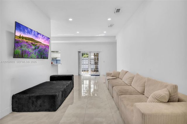 8651 SW 12th St, Pembroke Pines, FL 33025