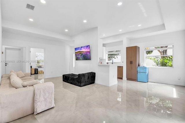 8651 SW 12th St, Pembroke Pines, FL 33025