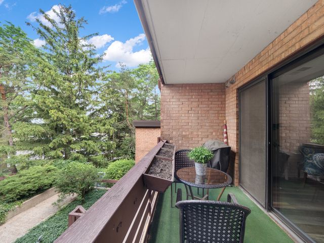 706 Waukegan Road C-203, Glenview, IL 60025