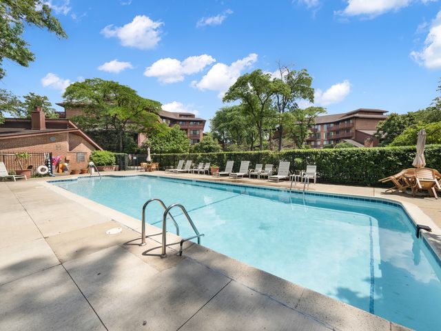 706 Waukegan Road C-203, Glenview, IL 60025