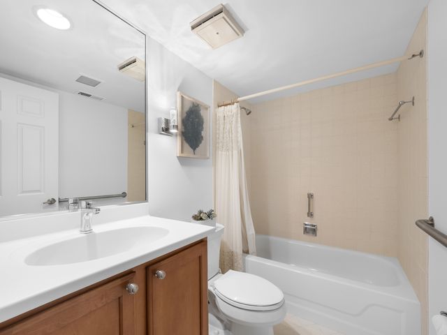 706 Waukegan Road C-203, Glenview, IL 60025
