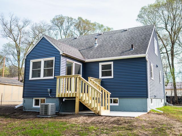 2115 E River Road NE, Rochester, MN 55906