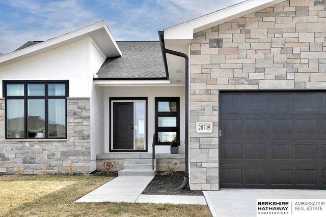 20709 Woodridge Drive, Gretna, NE 68028